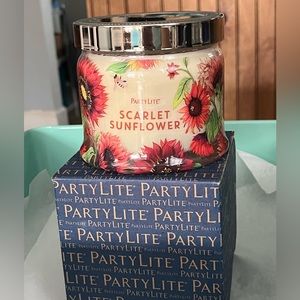 PartyLite - 3 wick - Scarlet Sunflower - new in box